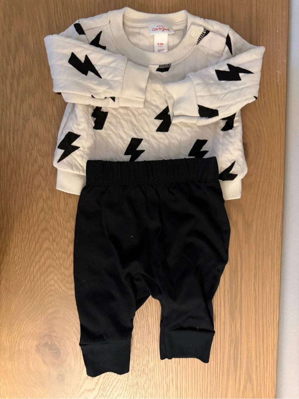 Cat & Jack White Sweatshirt and Black Pants Lightning Set